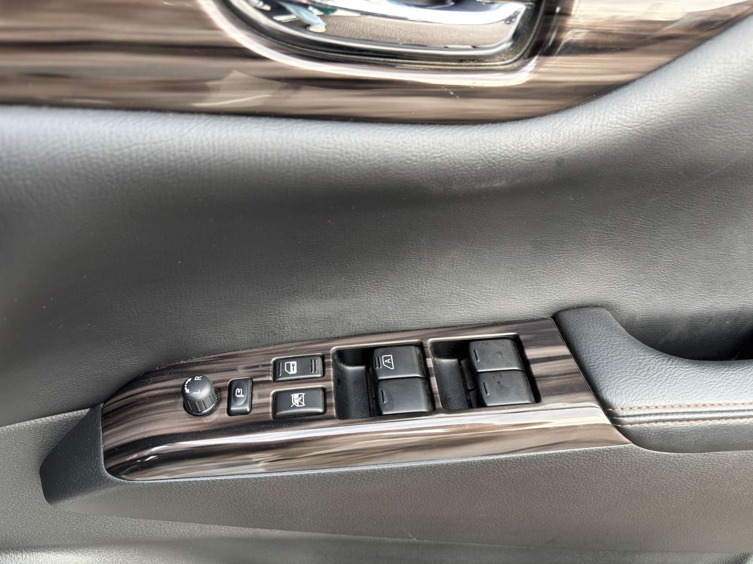 Used Nissan Elgrand 2015 for sale - 76983904: Photo 14