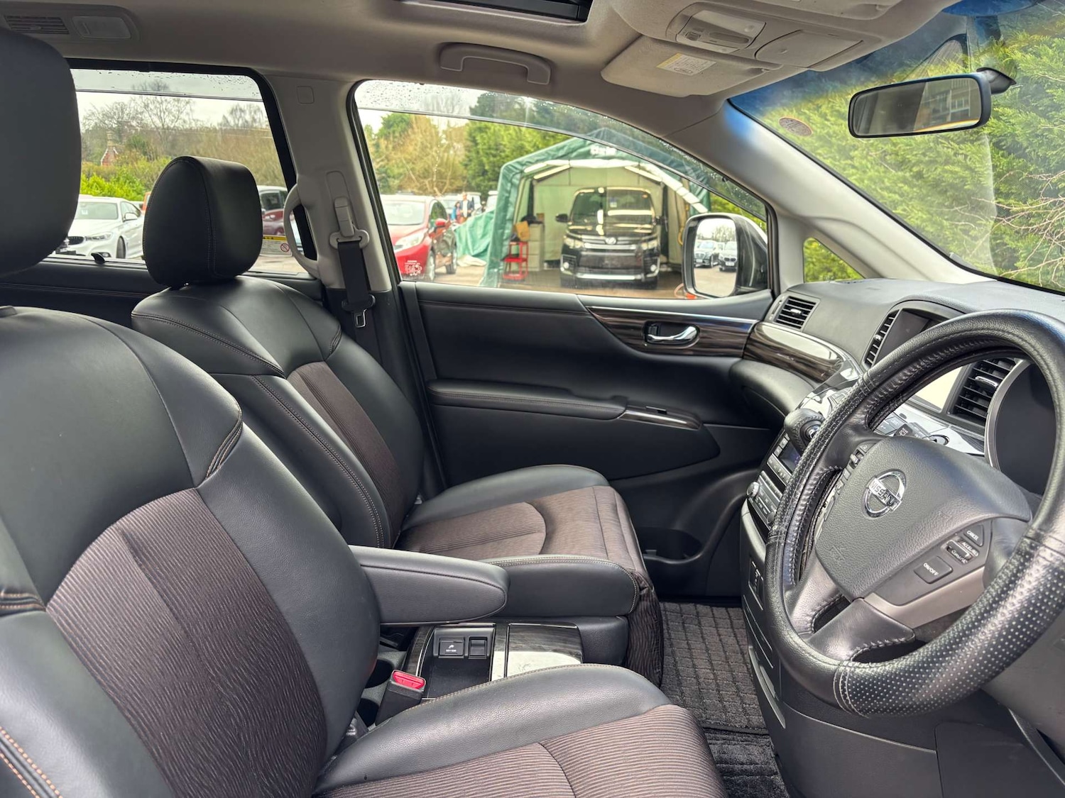 Used Nissan Elgrand 2015 for sale - 76983904: Photo 16