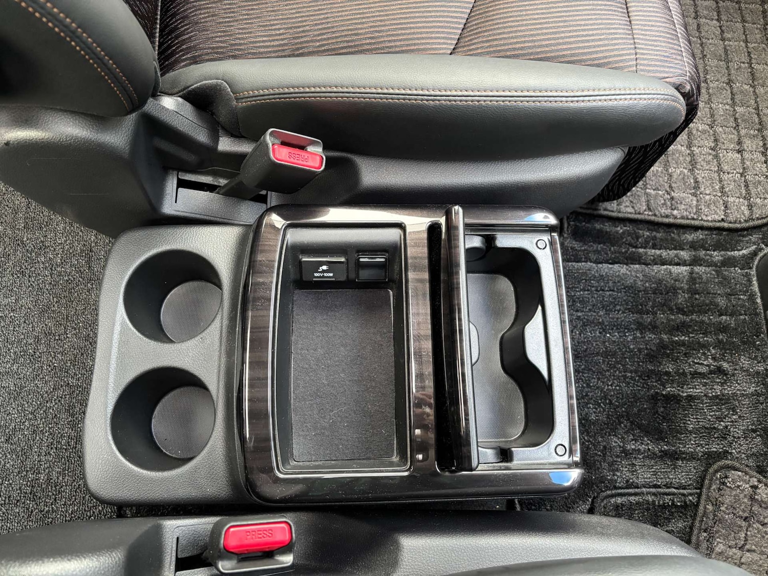 Used Nissan Elgrand 2015 for sale - 76983904: Photo 20