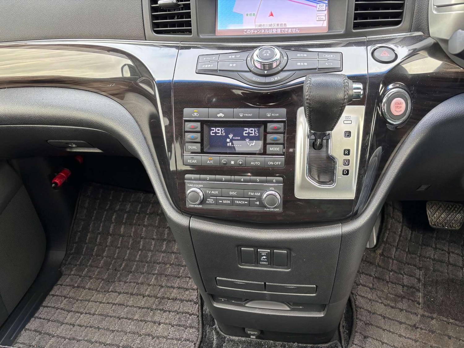 Used Nissan Elgrand 2015 for sale - 76983904: Photo 32