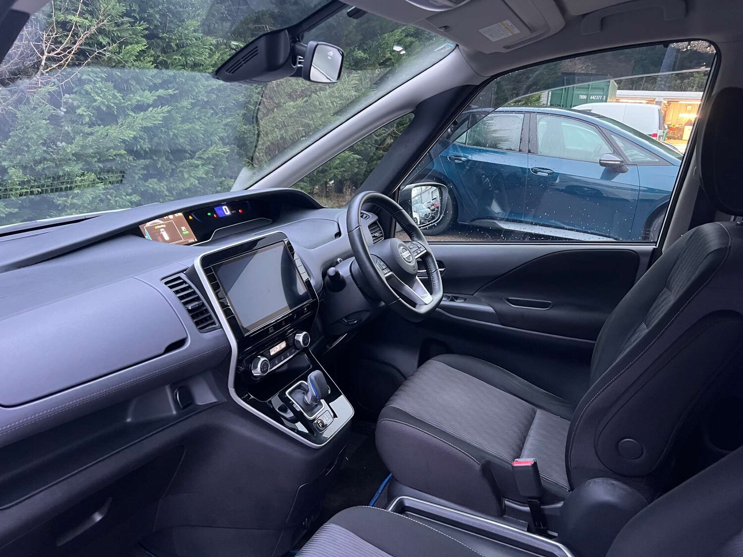 Used Nissan Serena 2020 for sale - 76971083: Photo 32