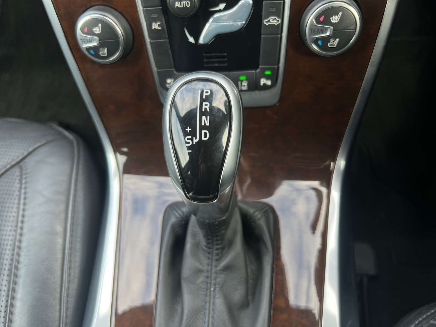 Used Volvo V70 2015 for sale - 77364256: Photo 41