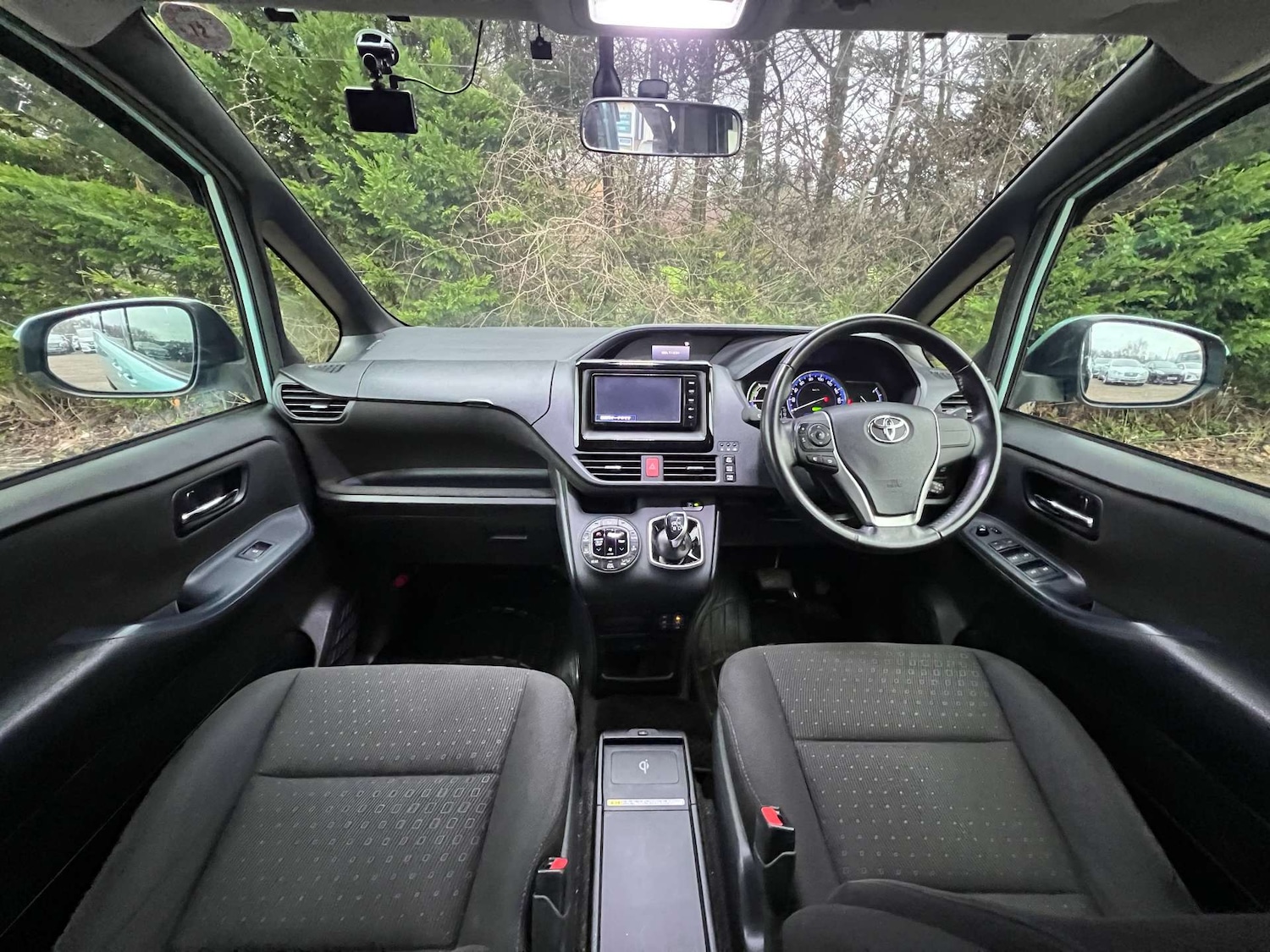 Used Toyota Voxy 2015 for sale - 76959808: Photo 2