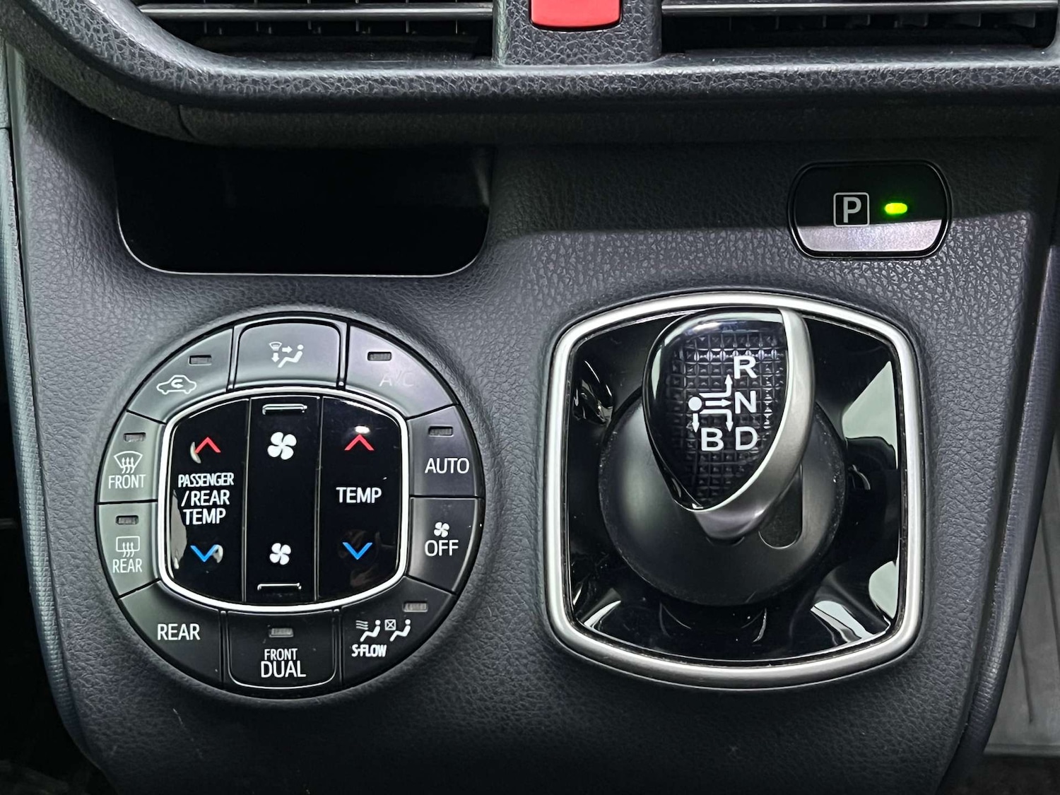 Used Toyota Voxy 2015 for sale - 76959808: Photo 39