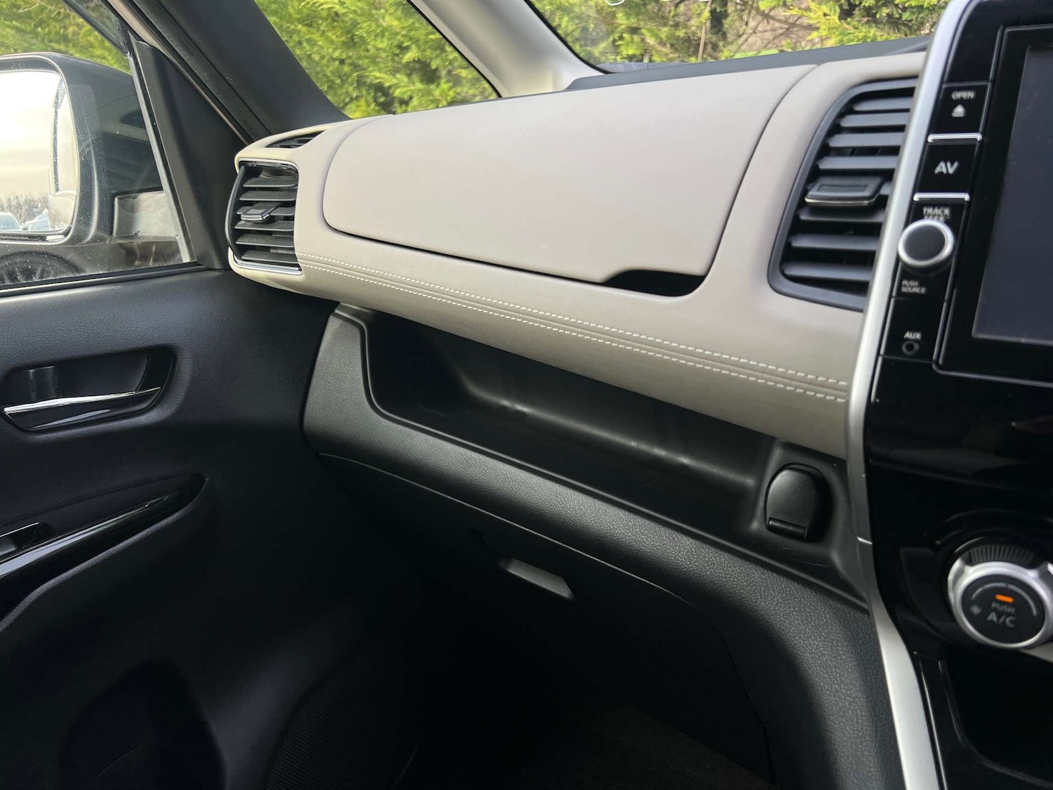 Used Nissan Serena 2017 for sale - 76971078: Photo 35