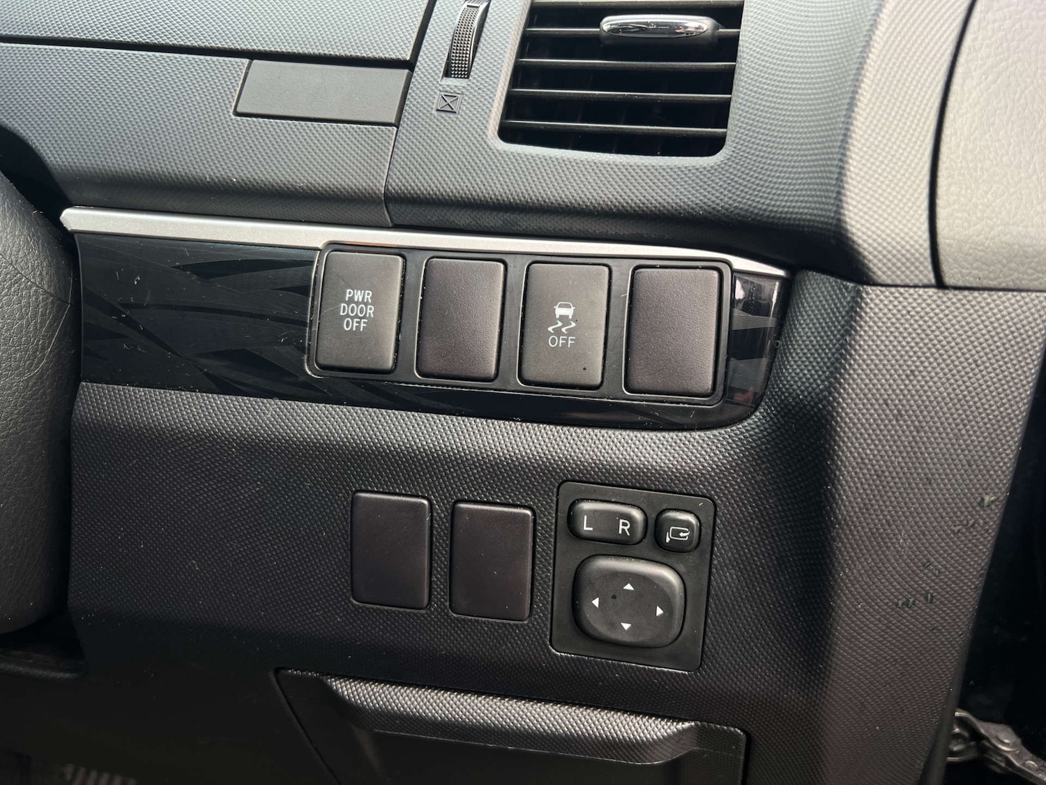 Used Toyota Estima 2015 for sale - 77950373: Photo 25