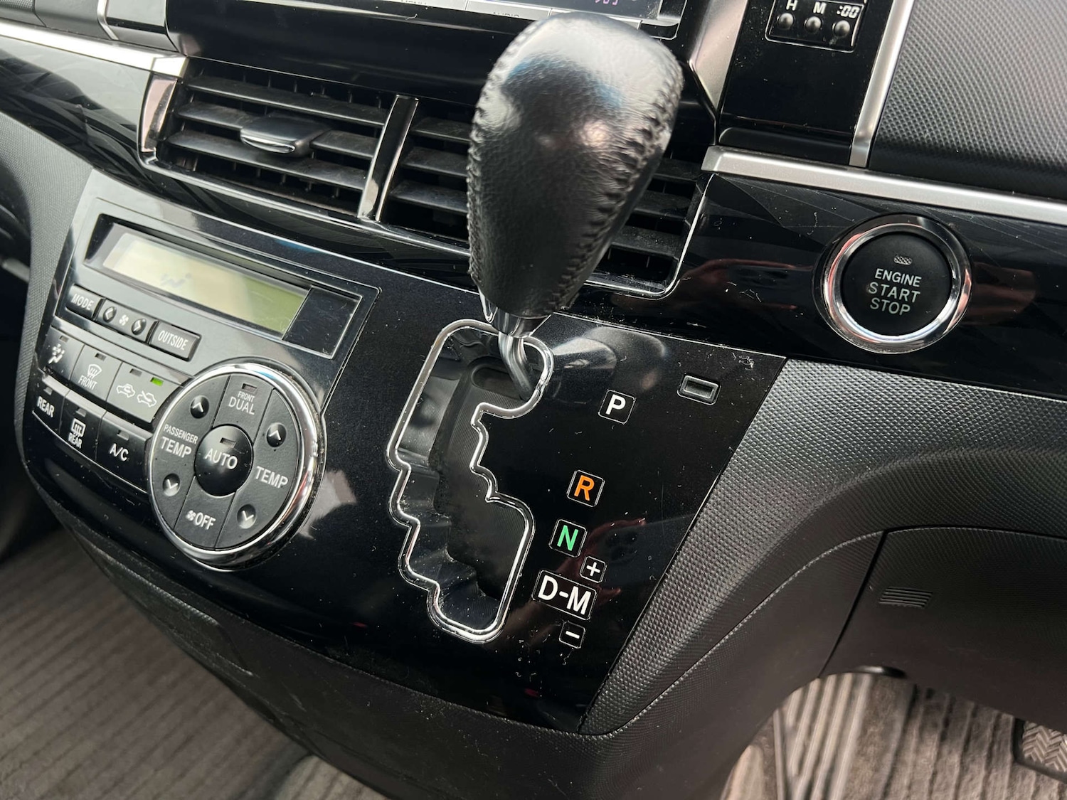 Used Toyota Estima 2015 for sale - 77950373: Photo 40