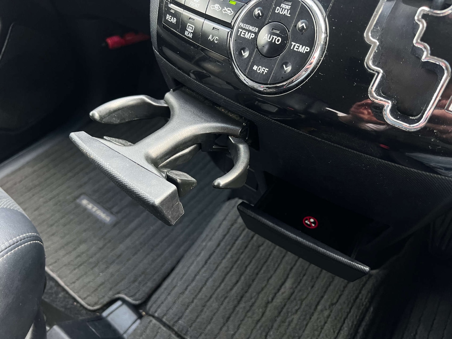 Used Toyota Estima 2015 for sale - 77950373: Photo 41