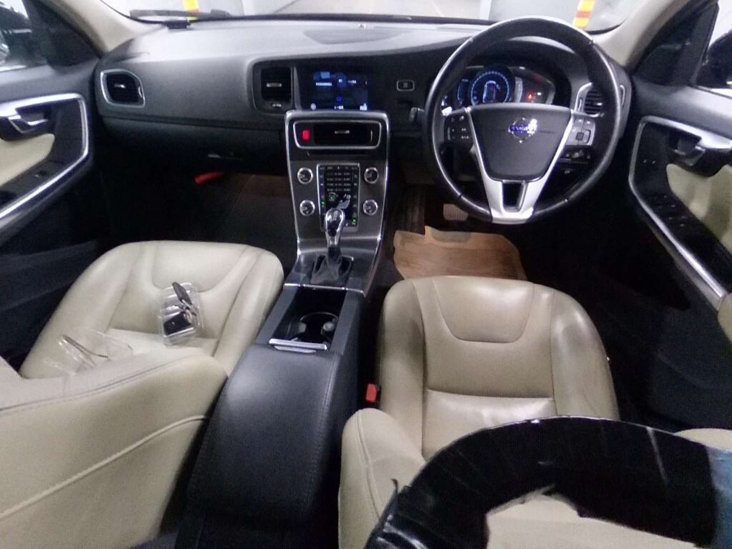 Used Volvo V60 2016 for sale - 77850613: Photo 2