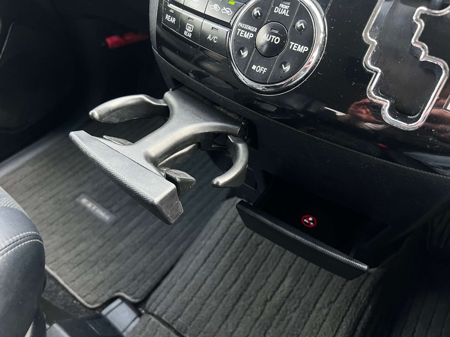 Used Toyota Estima 2015 for sale - 77364259: Photo 42