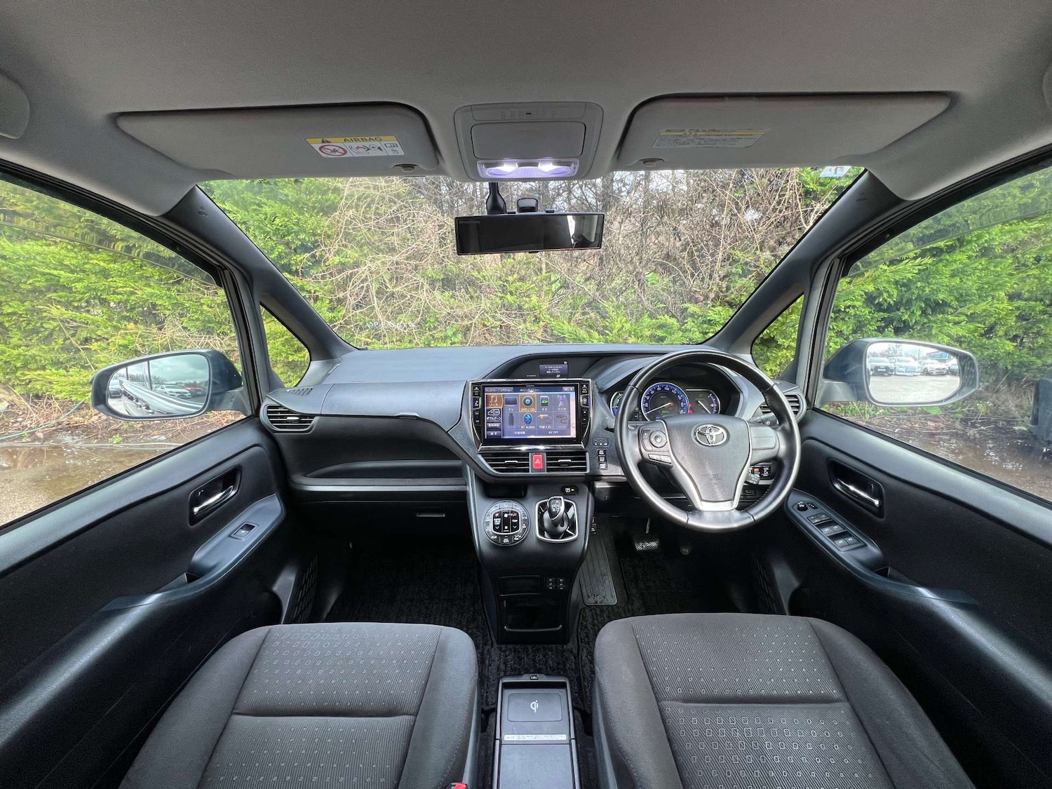 Used Toyota Voxy 2015 for sale - 78182034: Photo 2