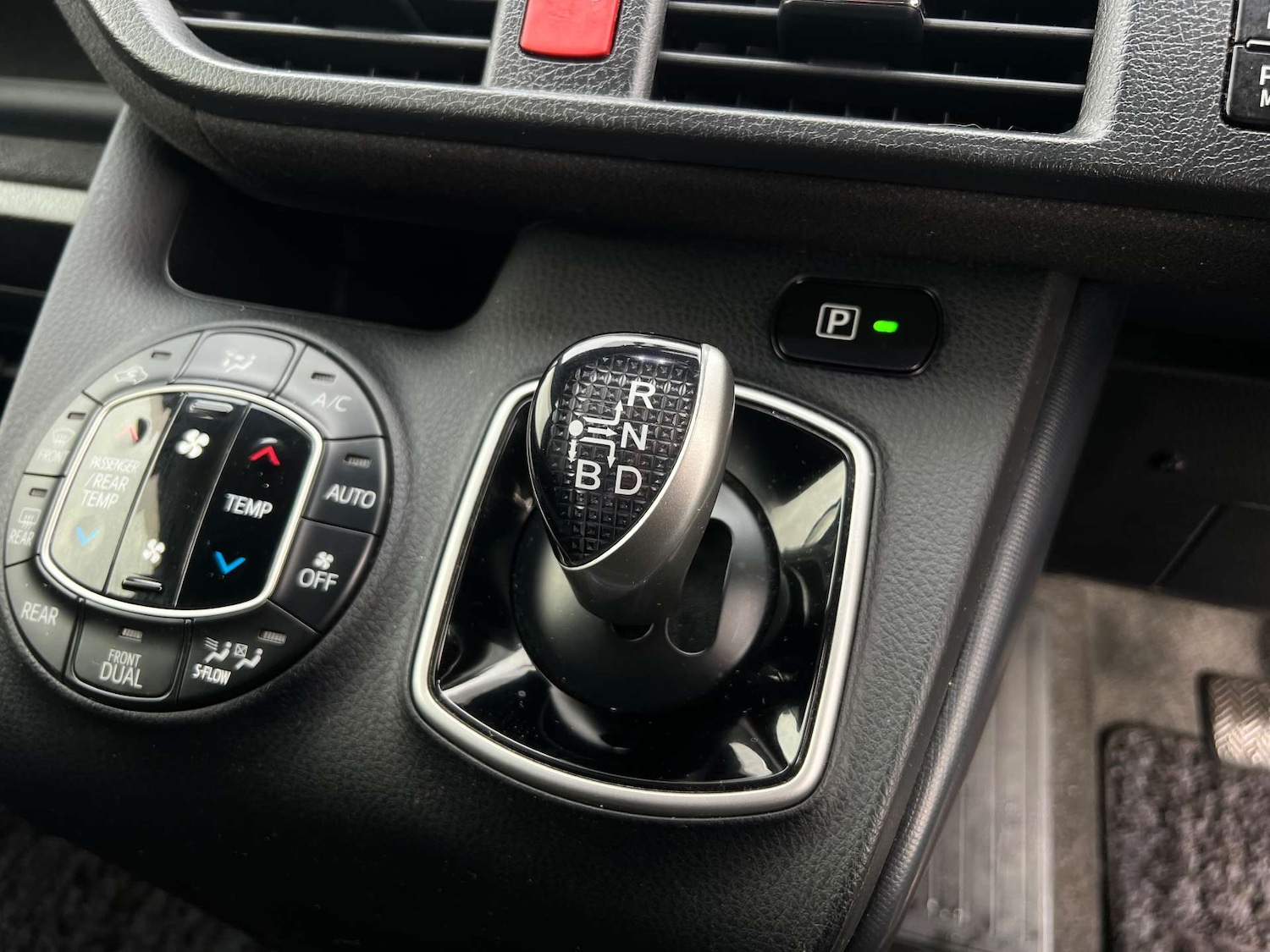 Used Toyota Voxy 2015 for sale - 78182034: Photo 35