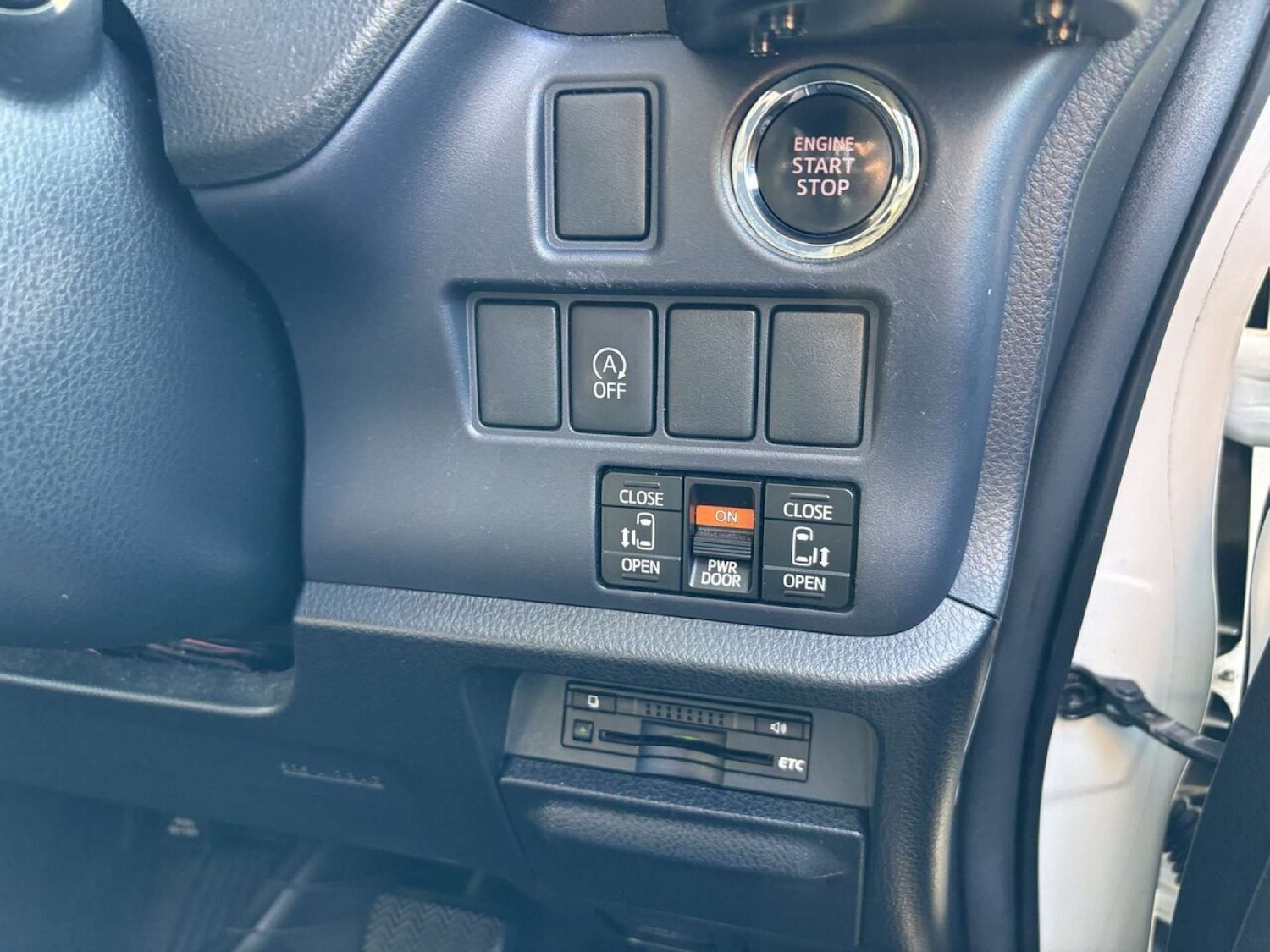 Used Toyota Voxy 2014 for sale - 76980024: Photo 11