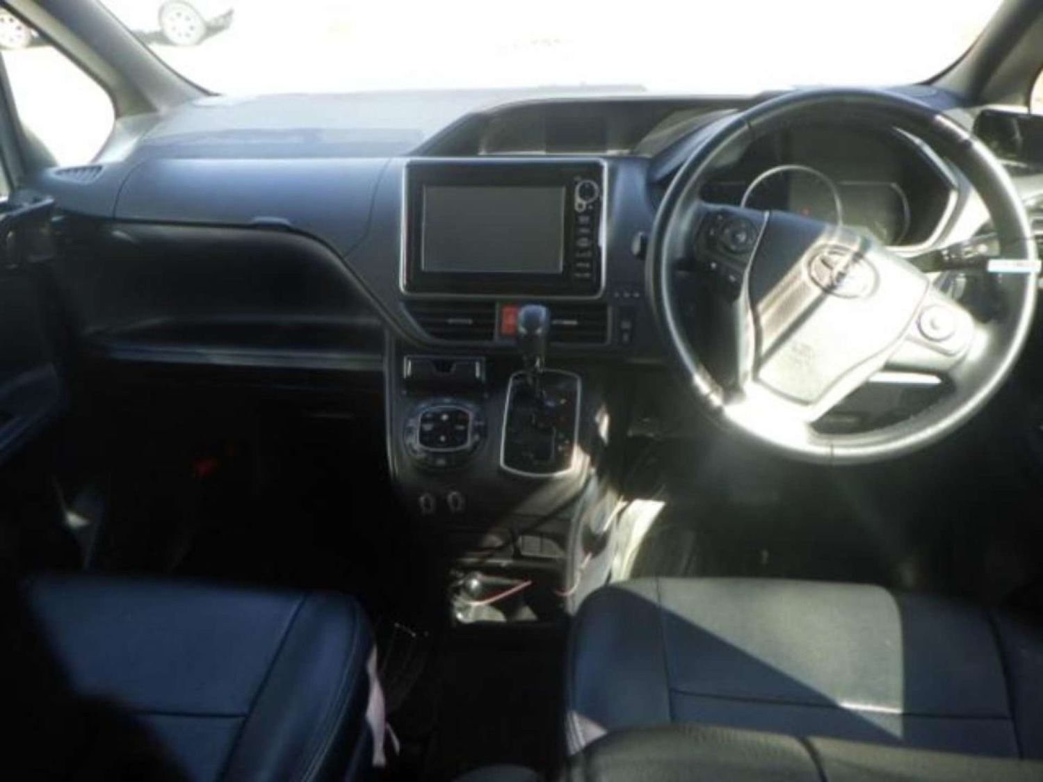 Used Toyota Voxy 2014 for sale - 76980024: Photo 8