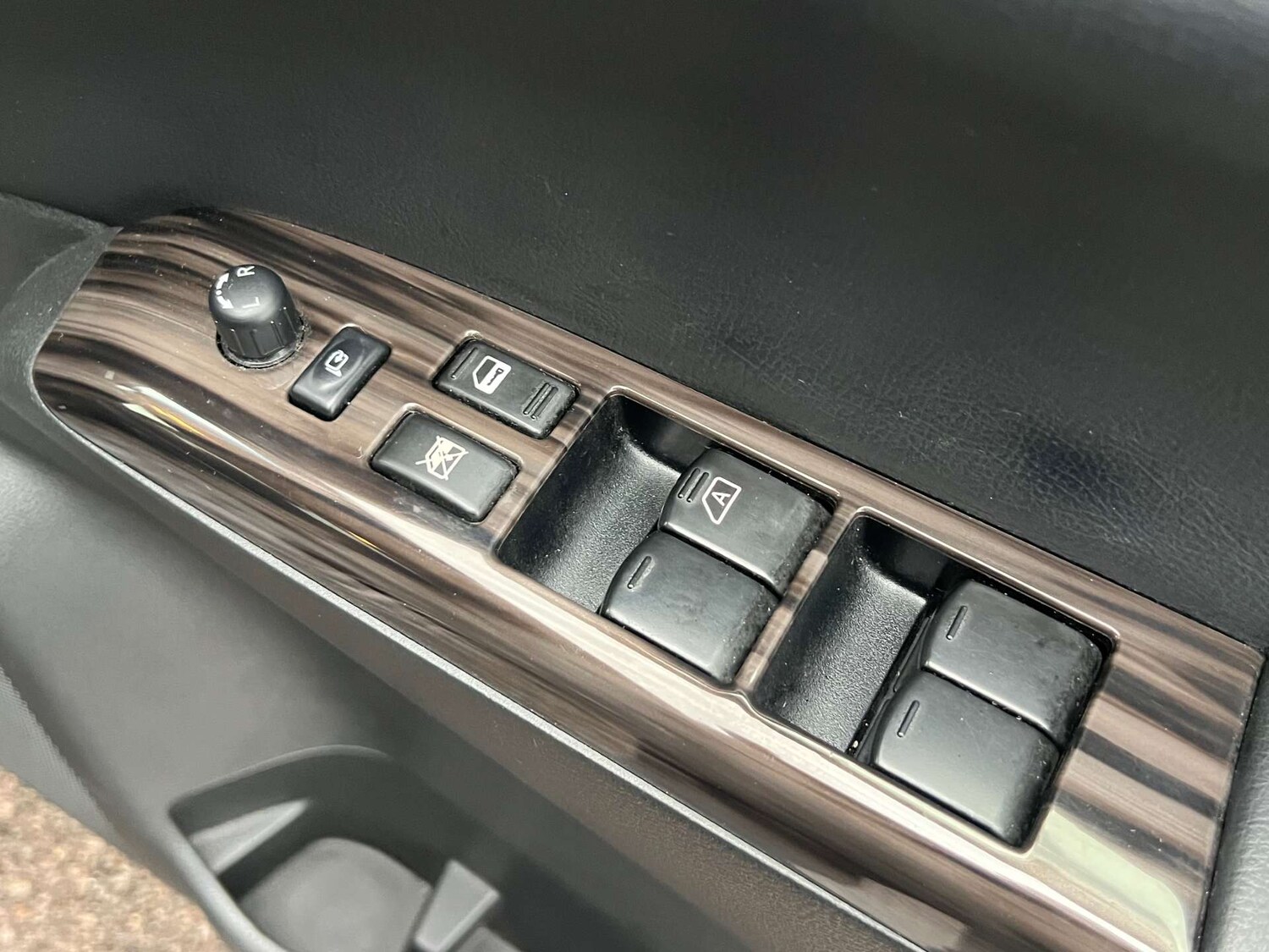 Used Nissan Elgrand 2014 for sale - 77618893: Photo 15