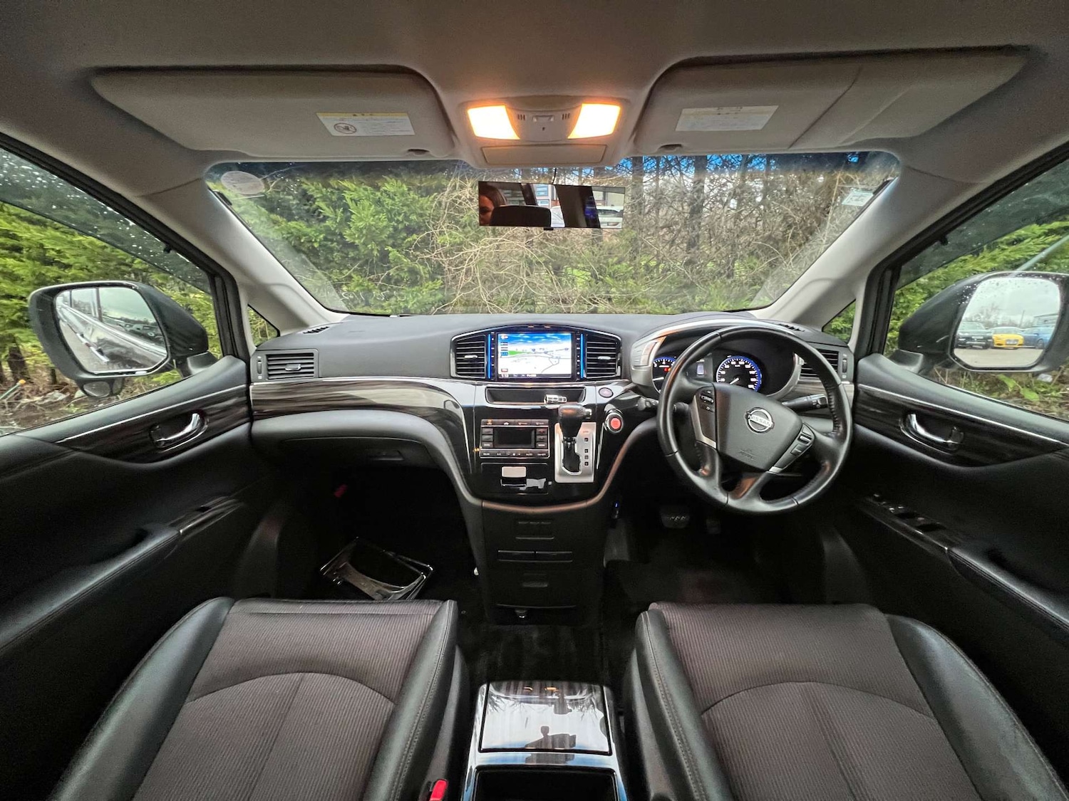 Used Nissan Elgrand 2014 for sale - 77618893: Photo 2