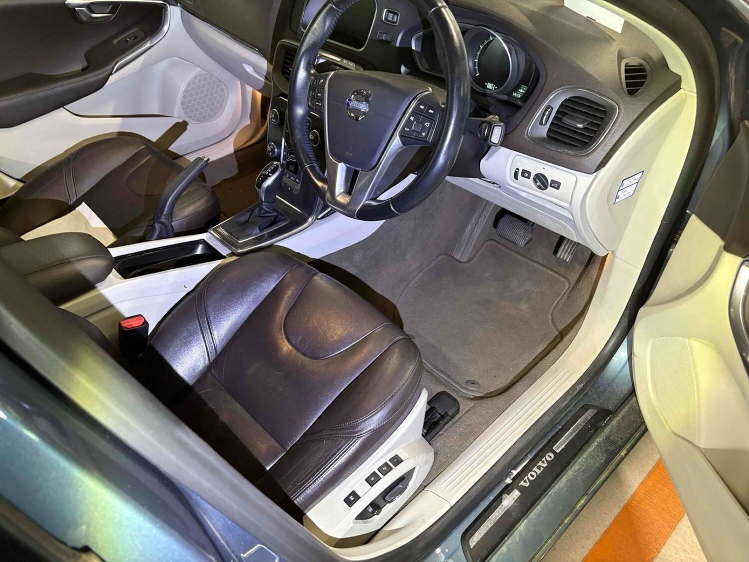 Used Volvo V40 2015 for sale - 77762362: Photo 15