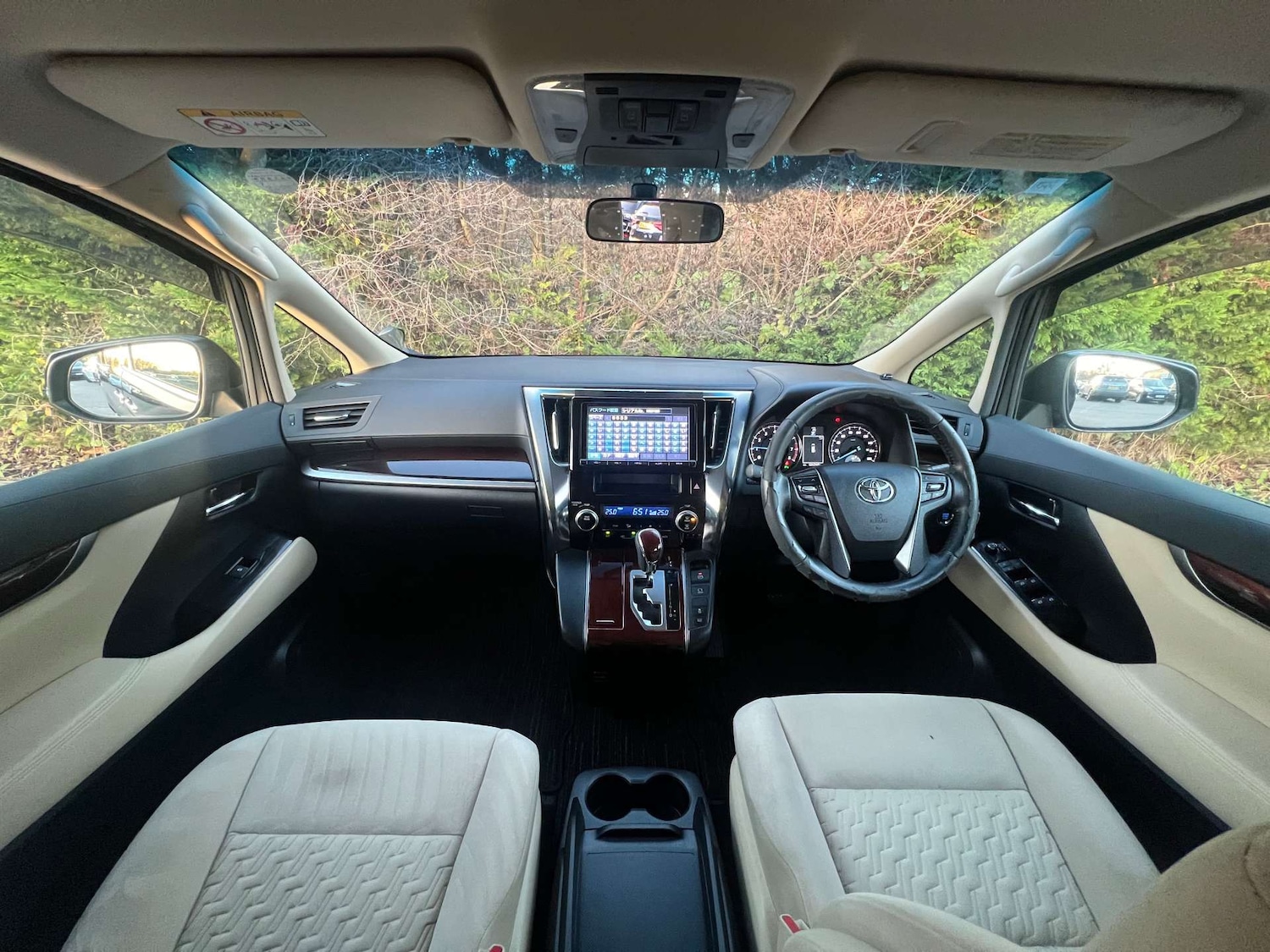 Used Toyota Vellfire 2015 for sale - 76830942: Photo 2