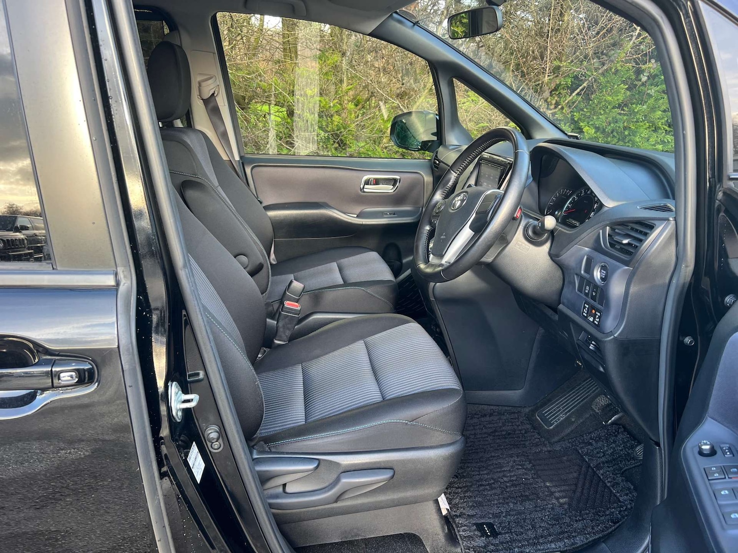 Used Toyota Voxy 2014 for sale - 76971061: Photo 18