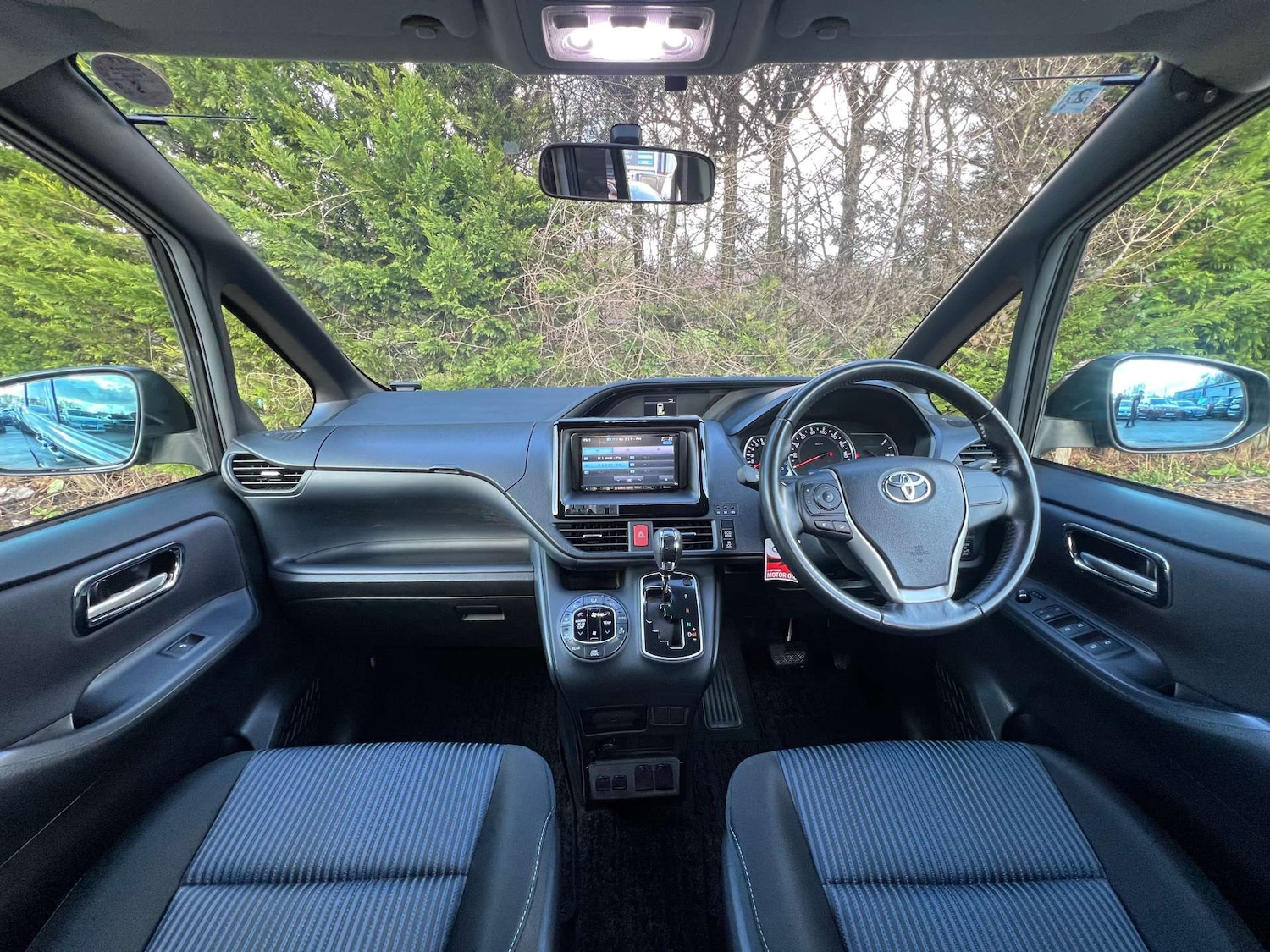 Used Toyota Voxy 2014 for sale - 76971061: Photo 2