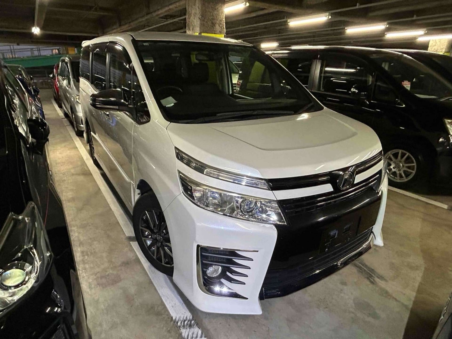 Used Toyota Voxy 2014 for sale - 76973946: Photo 2