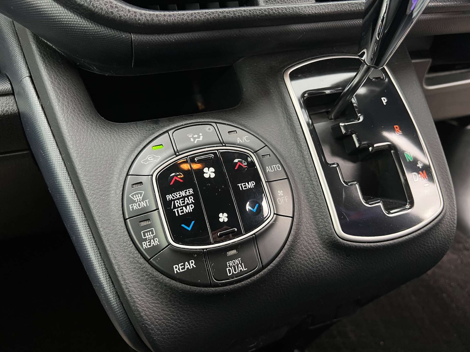 Used Toyota Voxy 2014 for sale - 76973946: Photo 29