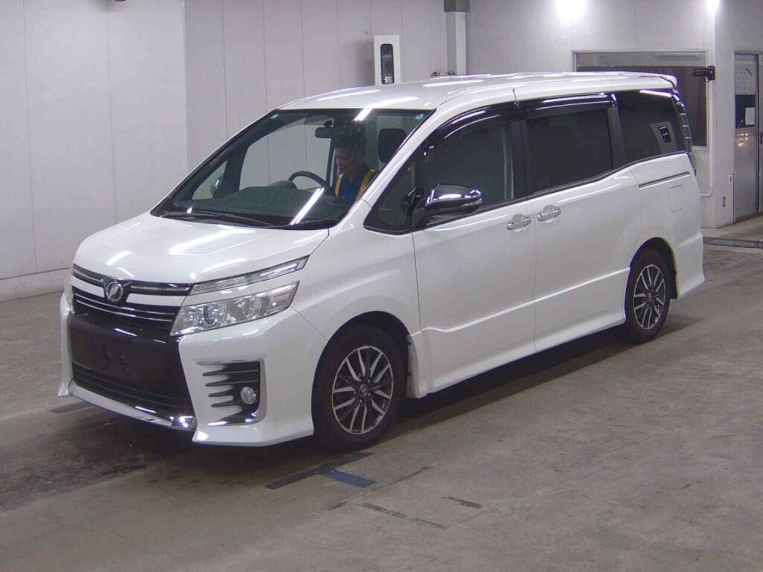 Used Toyota Voxy 2014 for sale - 76973946: Photo 4
