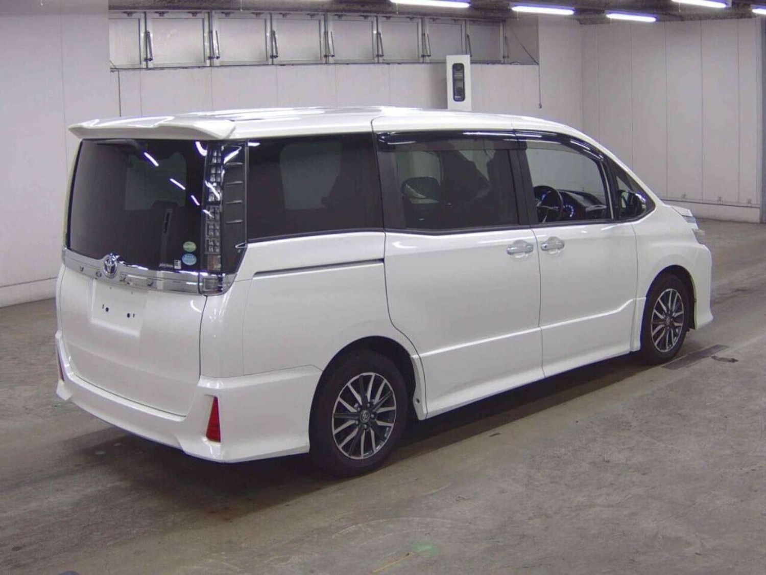 Used Toyota Voxy 2014 for sale - 76973946: Photo 6