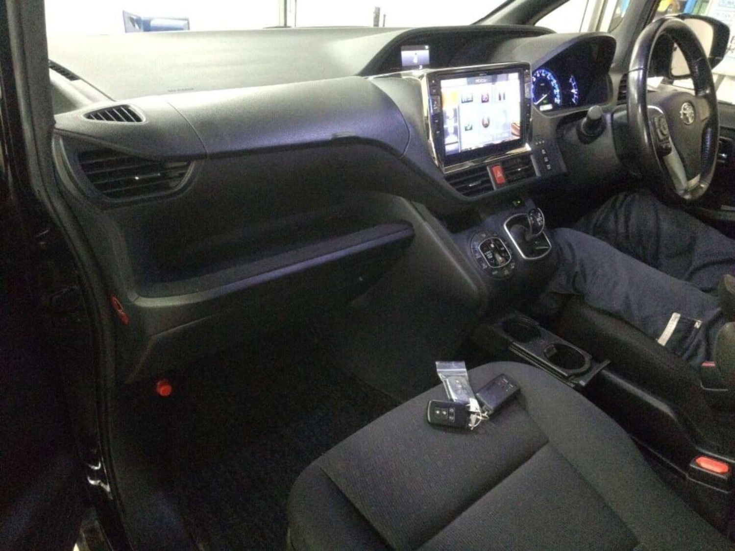 Used Toyota Voxy 2015 for sale - 76973945: Photo 11