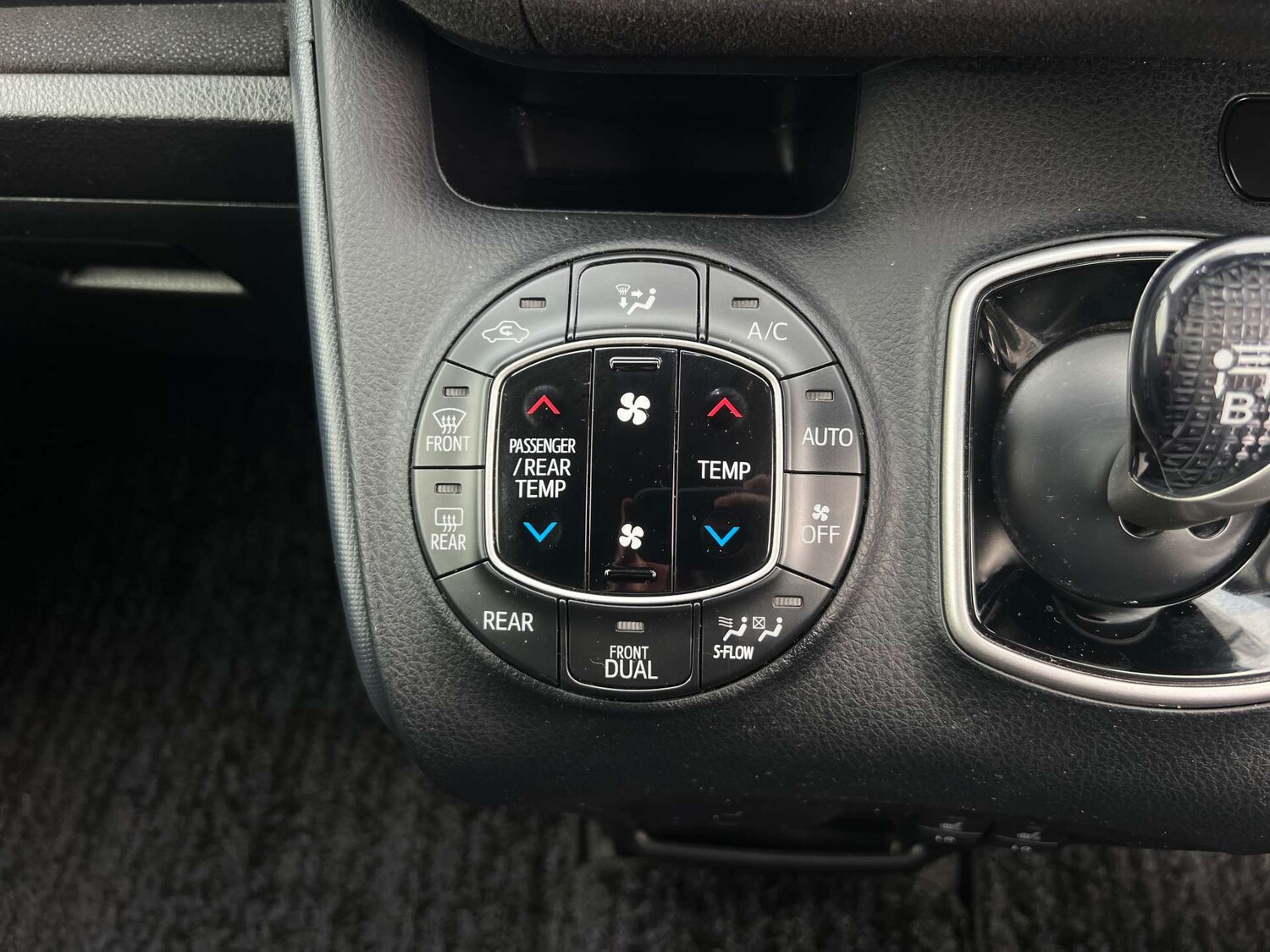 Used Toyota Voxy 2015 for sale - 76973945: Photo 34