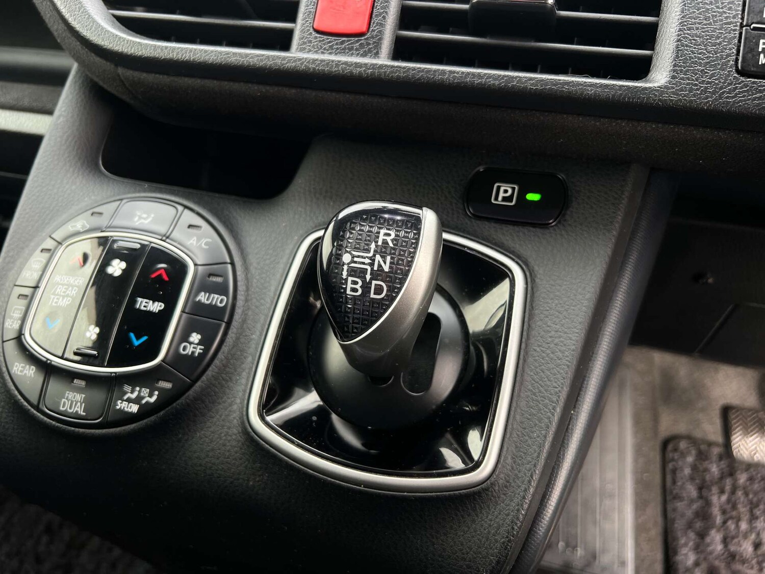 Used Toyota Voxy 2015 for sale - 76973945: Photo 35