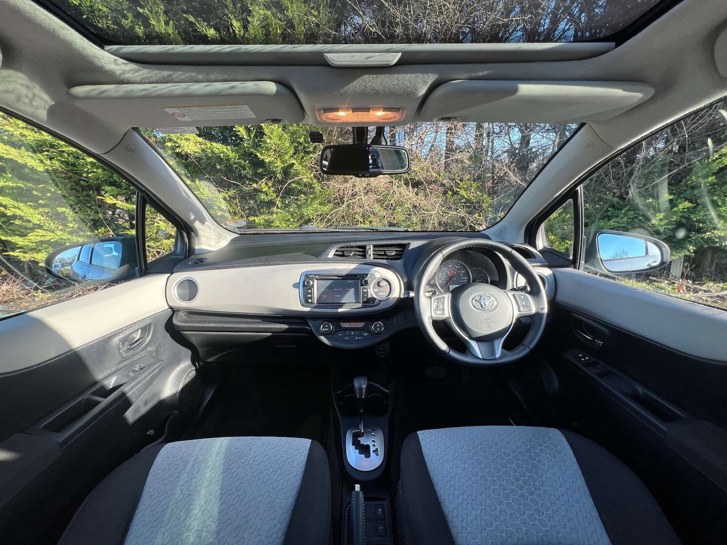 Used Toyota Yaris 2012 for sale - 77581078: Photo 2