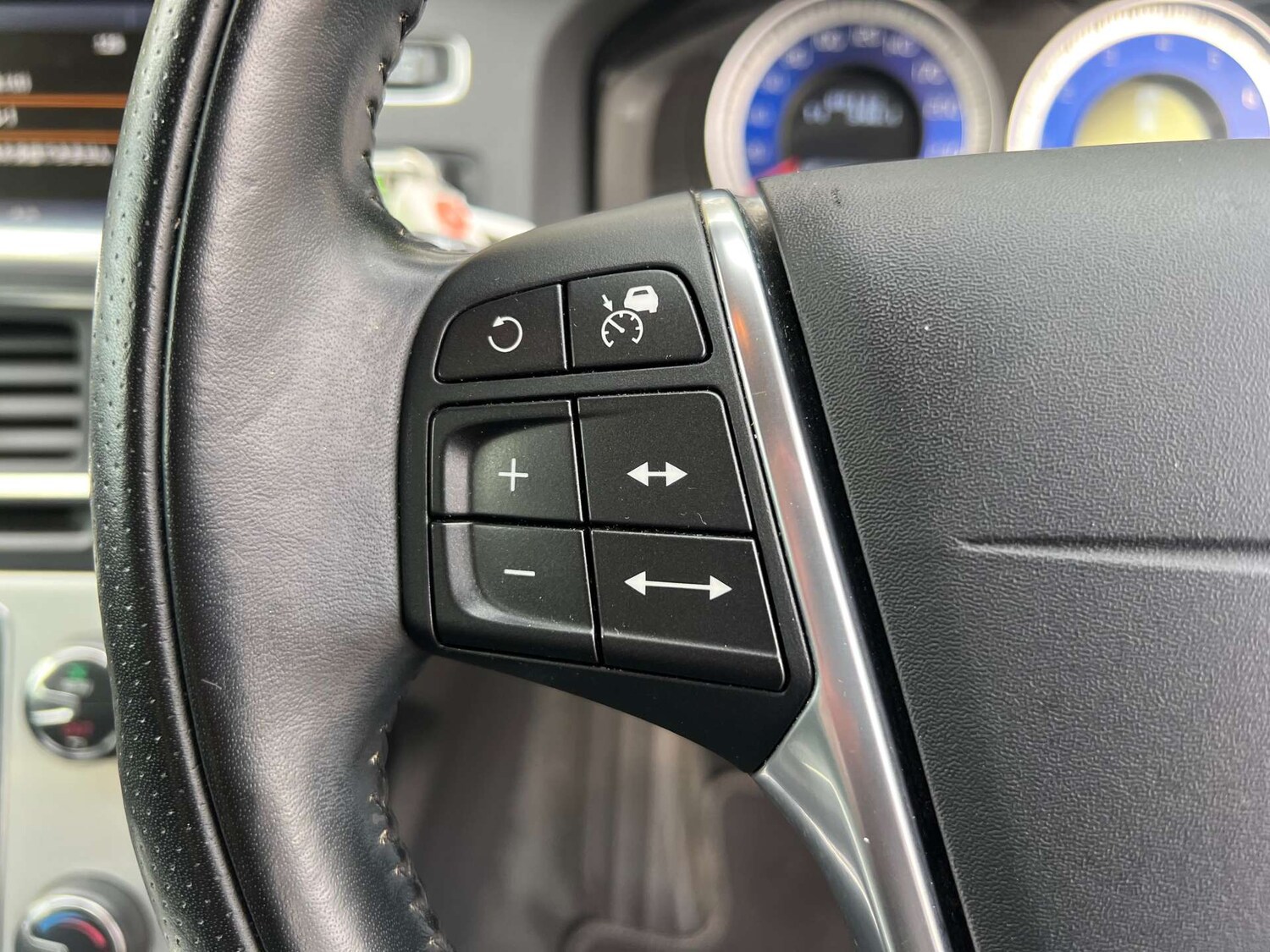 Used Volvo V60 2012 for sale - 77762328: Photo 25