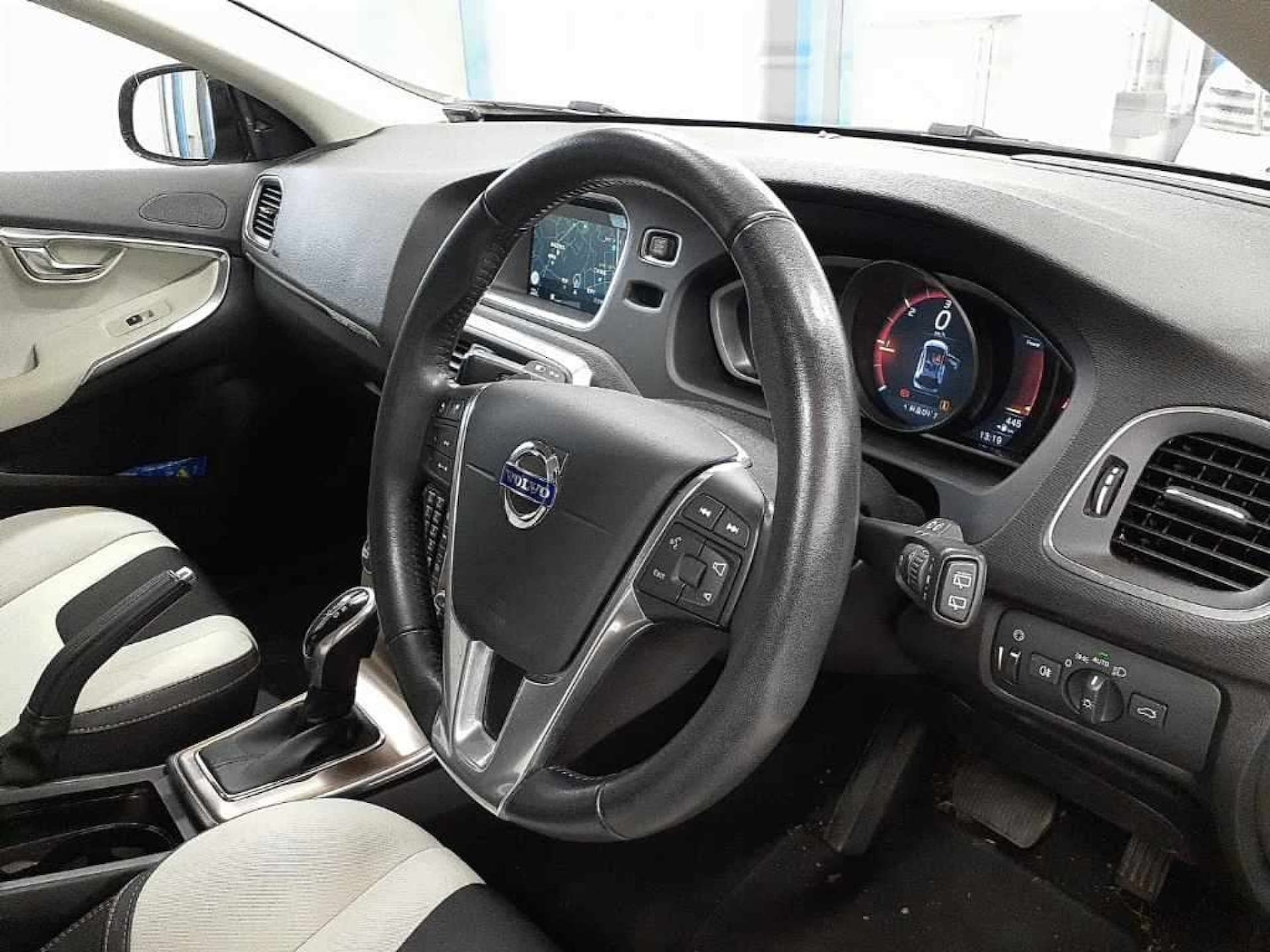 Used Volvo V40 2016 for sale - 77850631: Photo 16