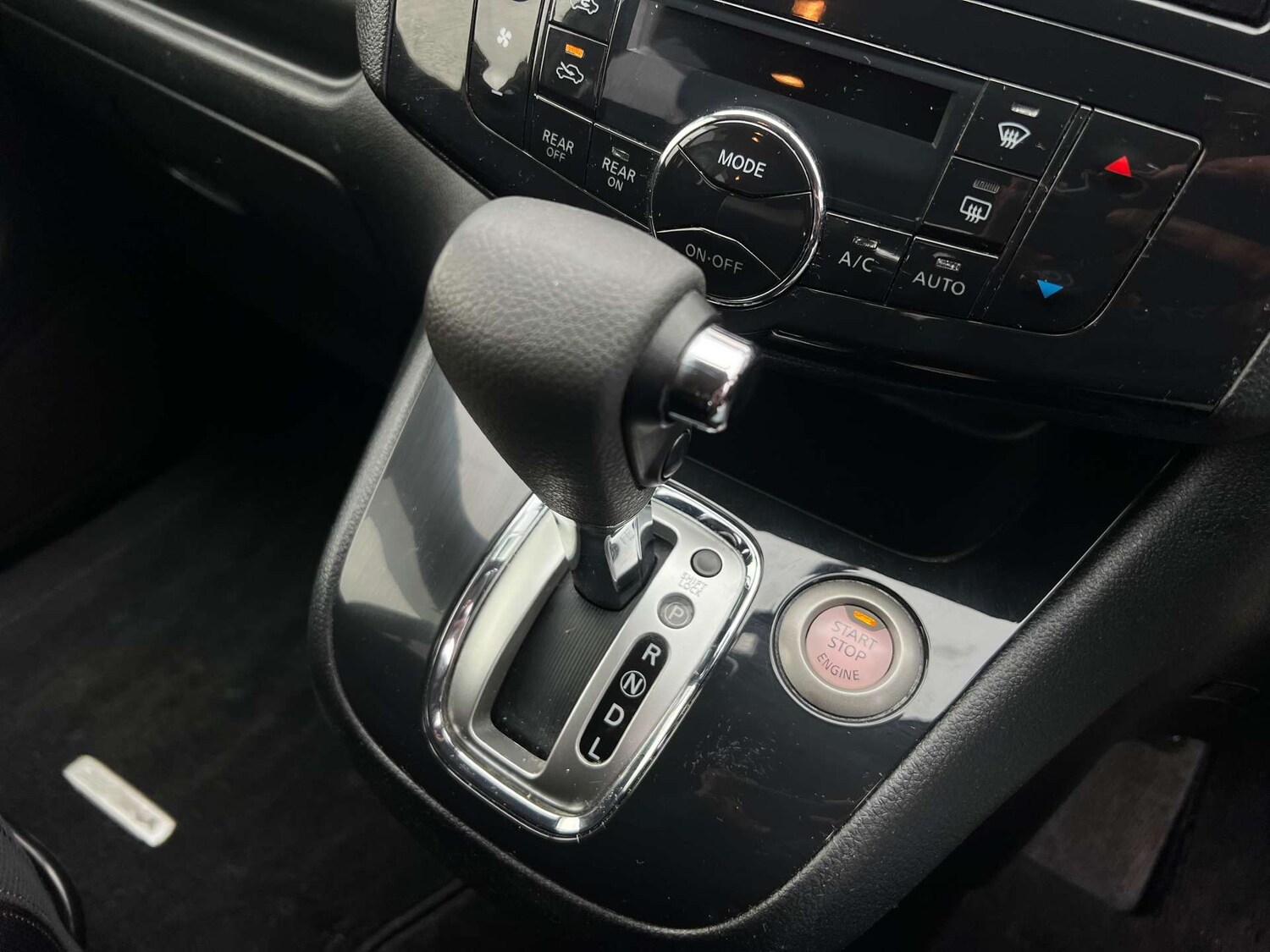 Used Nissan Serena 2012 for sale - 77022366: Photo 32