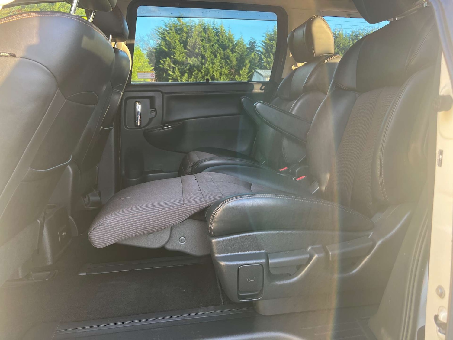 Used Nissan Elgrand 2014 for sale - 76830940: Photo 25