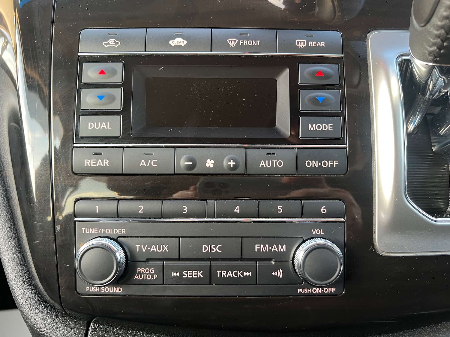 Used Nissan Elgrand 2014 for sale - 76830940: Photo 46