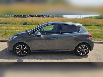 Used Peugeot 208 2017 for sale - 78963660: Photo