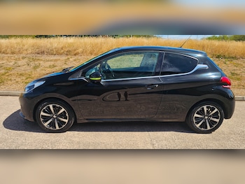 Used Peugeot 208 2015 for sale - 79375964: Photo