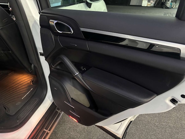 Used Porsche Cayenne 2016 for sale - 76343774: Photo 44
