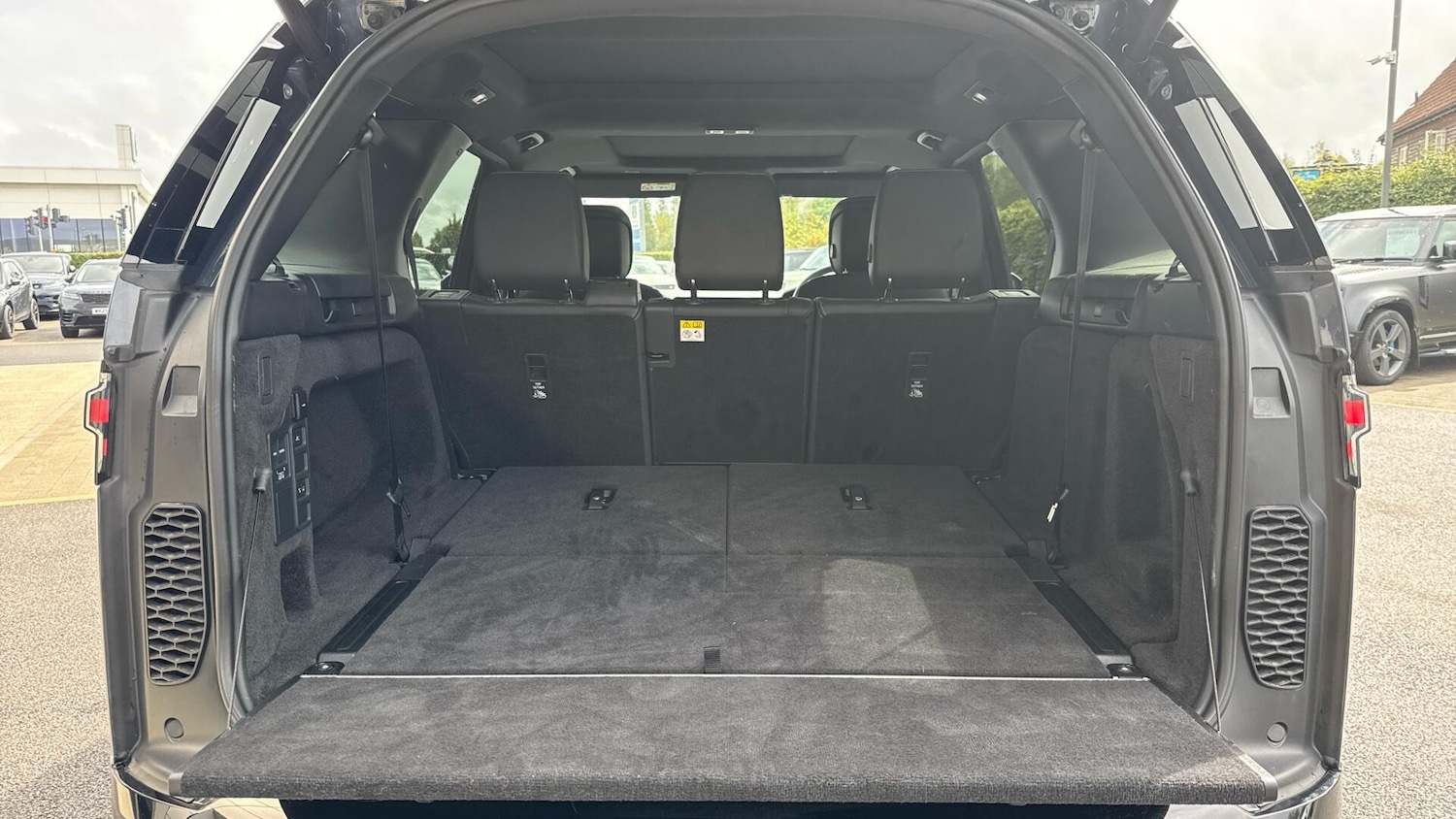 Used Land Rover Discovery 2025 for sale - 76680264: Photo 10