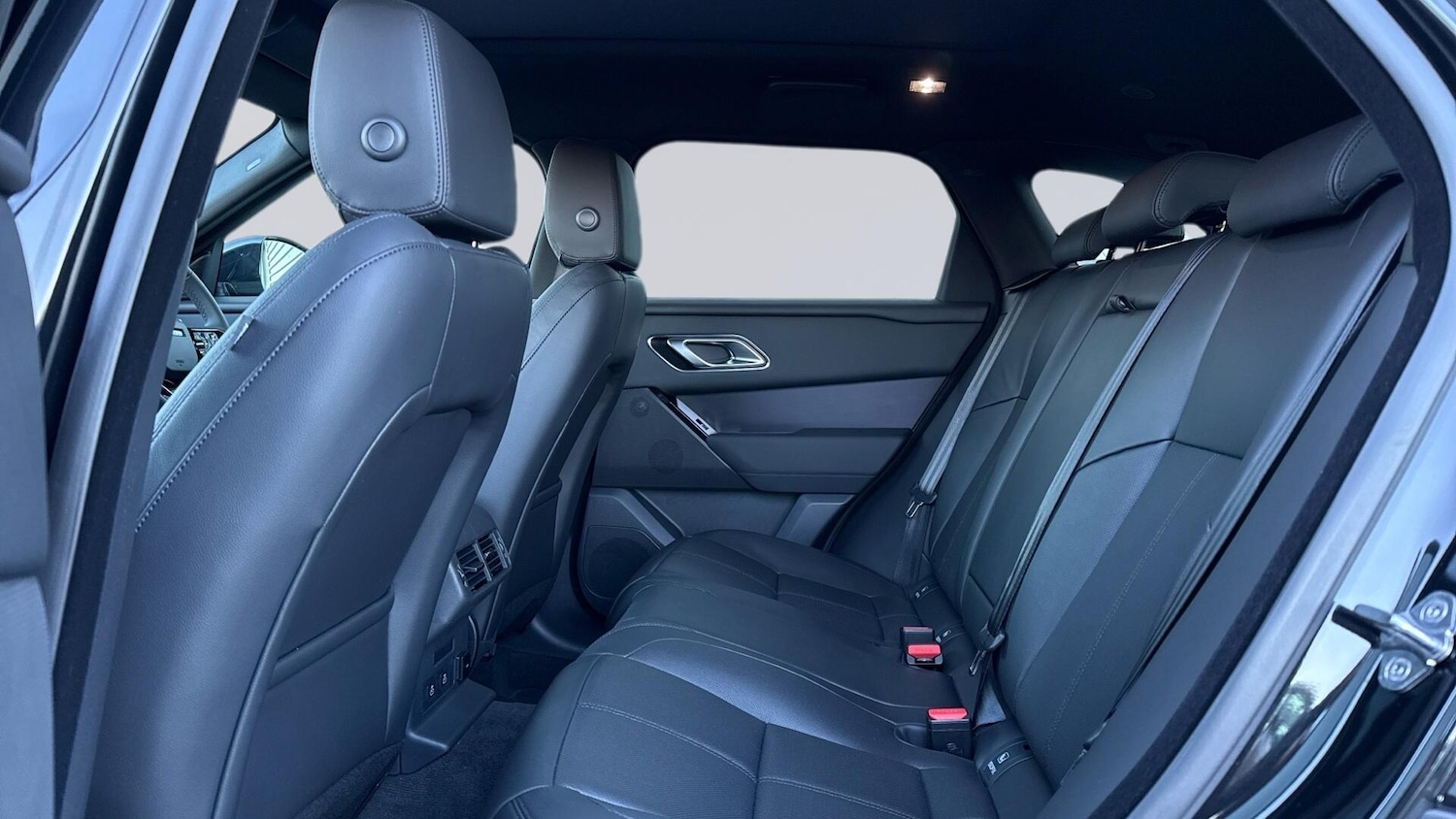 Used Land Rover Range Rover Velar 2025 for sale - 77910920: Photo 4