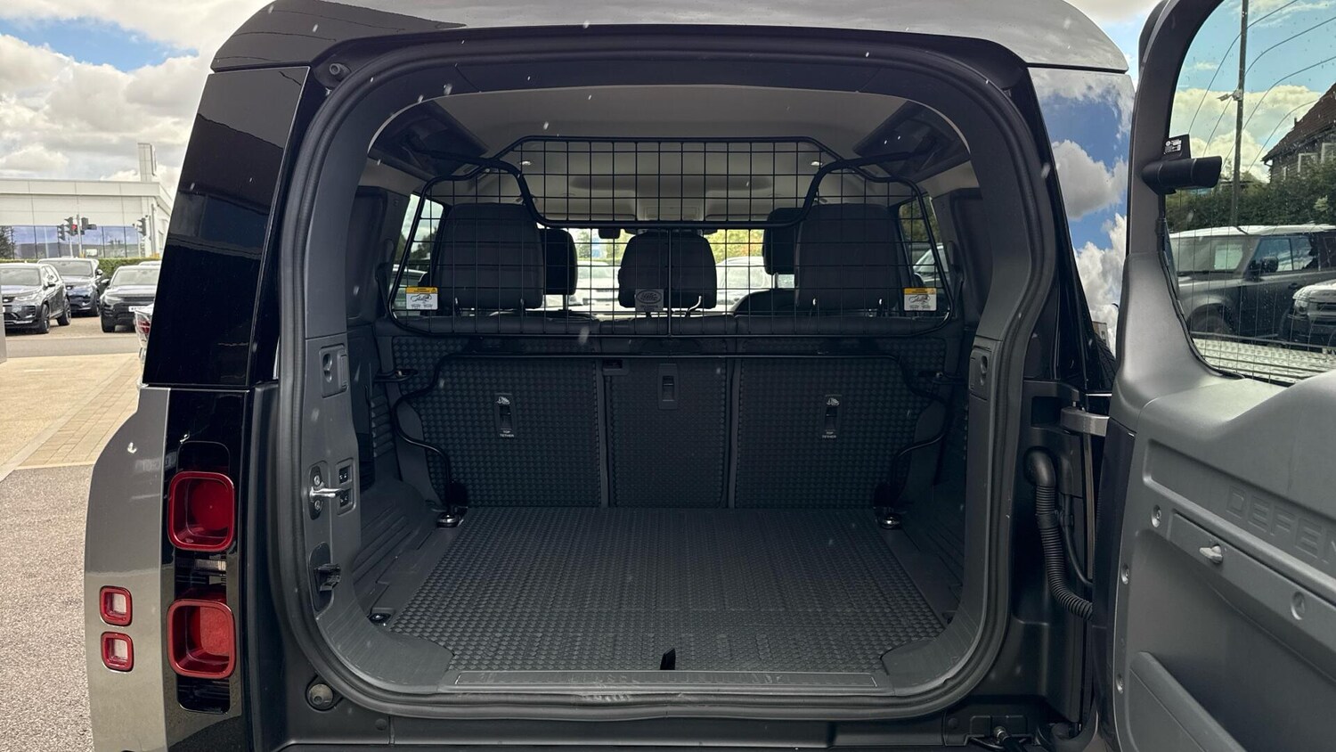 Used Land Rover Defender 2021 for sale - 77010019: Photo 10