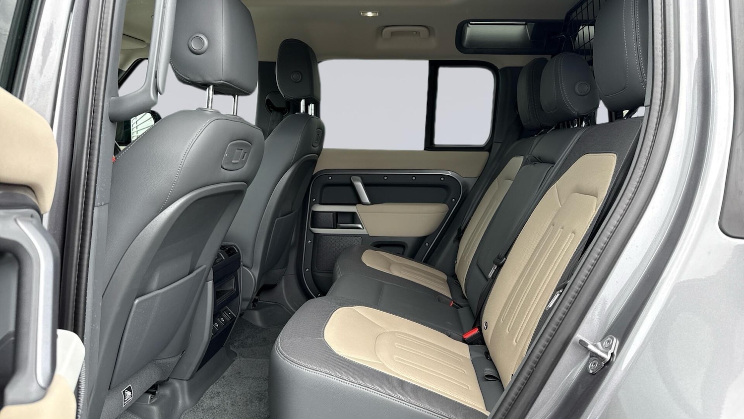 Used Land Rover Defender 2021 for sale - 77010019: Photo 4