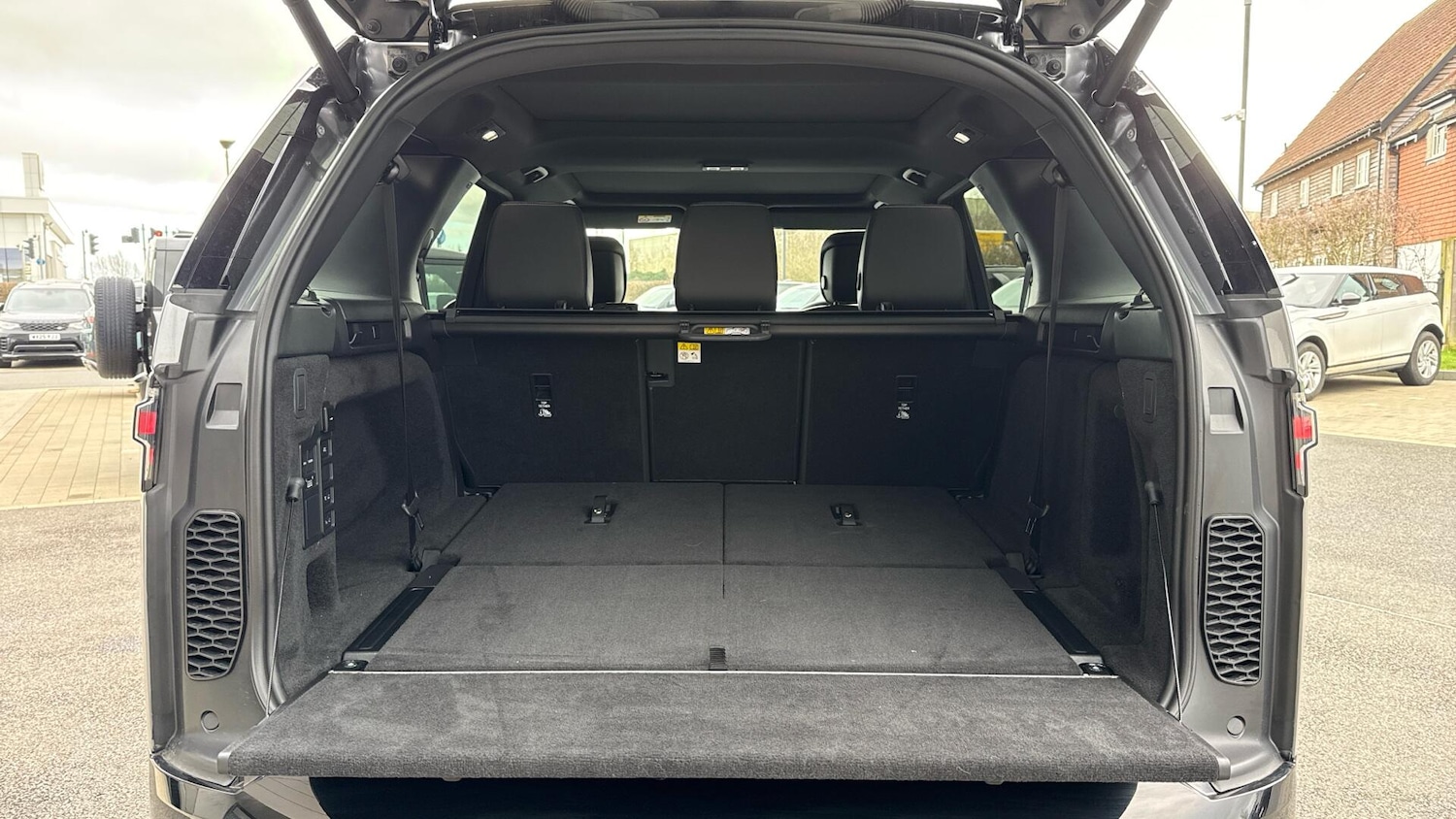 Used Land Rover Discovery 2025 for sale - 78141174: Photo 10