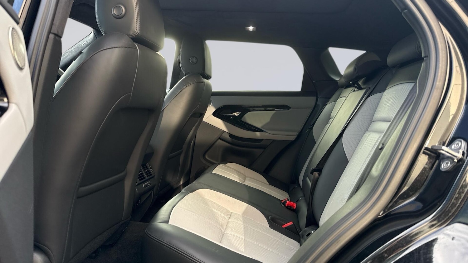 Used Land Rover Range Rover Evoque 2025 for sale - 77910848: Photo 4