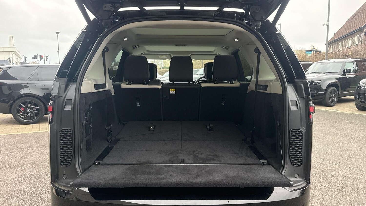 Used Land Rover Discovery 2025 for sale - 77910826: Photo 10