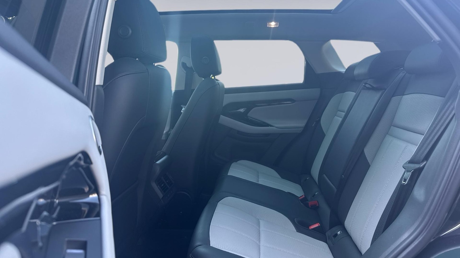 Used Land Rover Range Rover Evoque 2025 for sale - 77442368: Photo 4