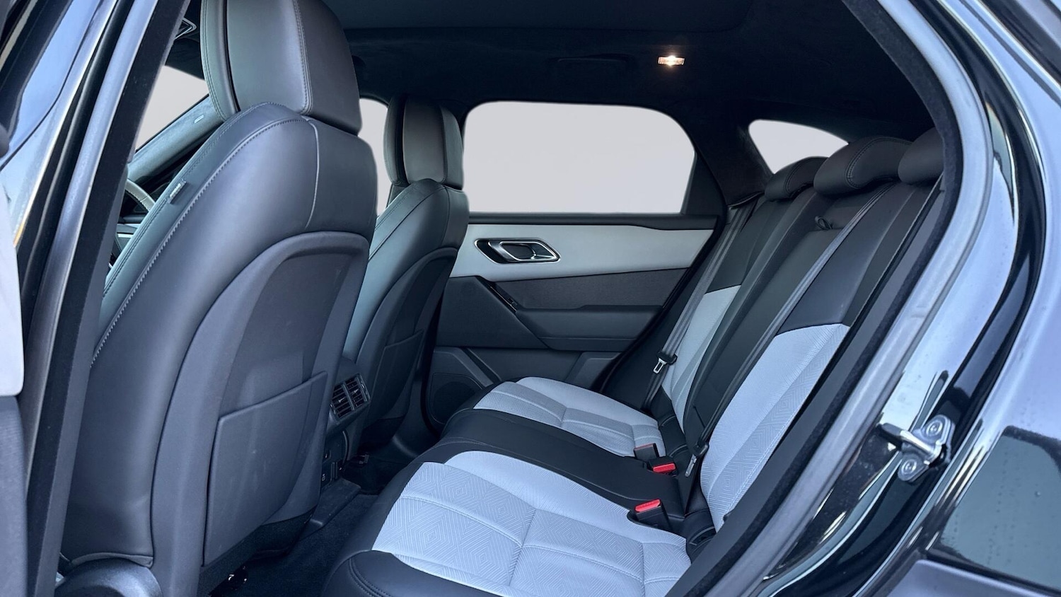 Used Land Rover Range Rover Velar 2025 for sale - 77307294: Photo 4