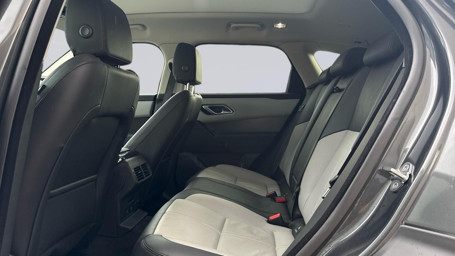 Used Land Rover Range Rover Velar 2025 for sale - 76680270: Photo 4